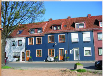 Reihenhäuser in unterschiedlichen Farben 1-2-stöckig