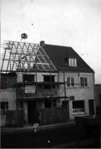 Haus mit Holzgerüst, Dachstuhl nur Holzsparrung