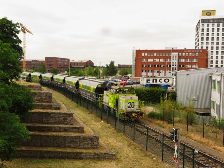 Schwarz-weiße Luftaufnahme des Heimatviertels - eingerahmt von zahlreichen Schienen der Hafenbahn
