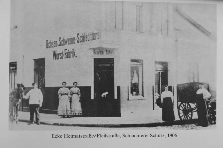 Eckhaus, Gebäude 1906 Wurstfabrik mit Menschen davor